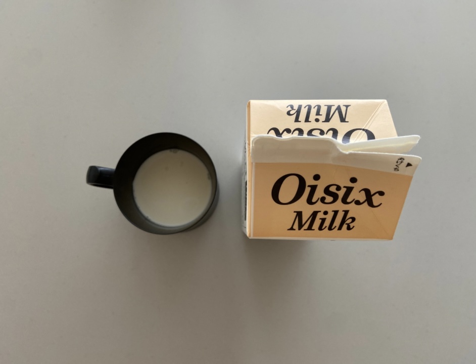 北海道宗谷厳選牛乳の色味を示す画像