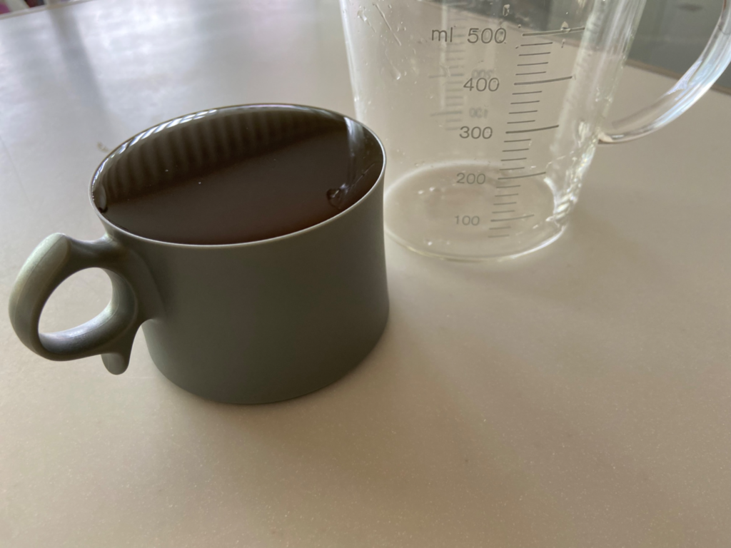 ARASマグカップ小に麦茶を注いだ画像