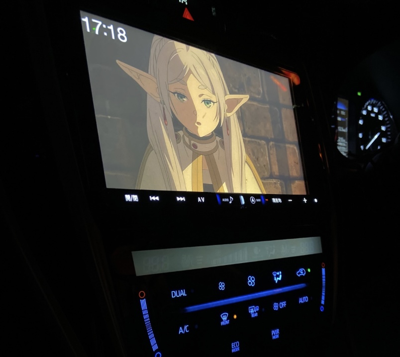 車のナビ画面でアニメを見ている画像
