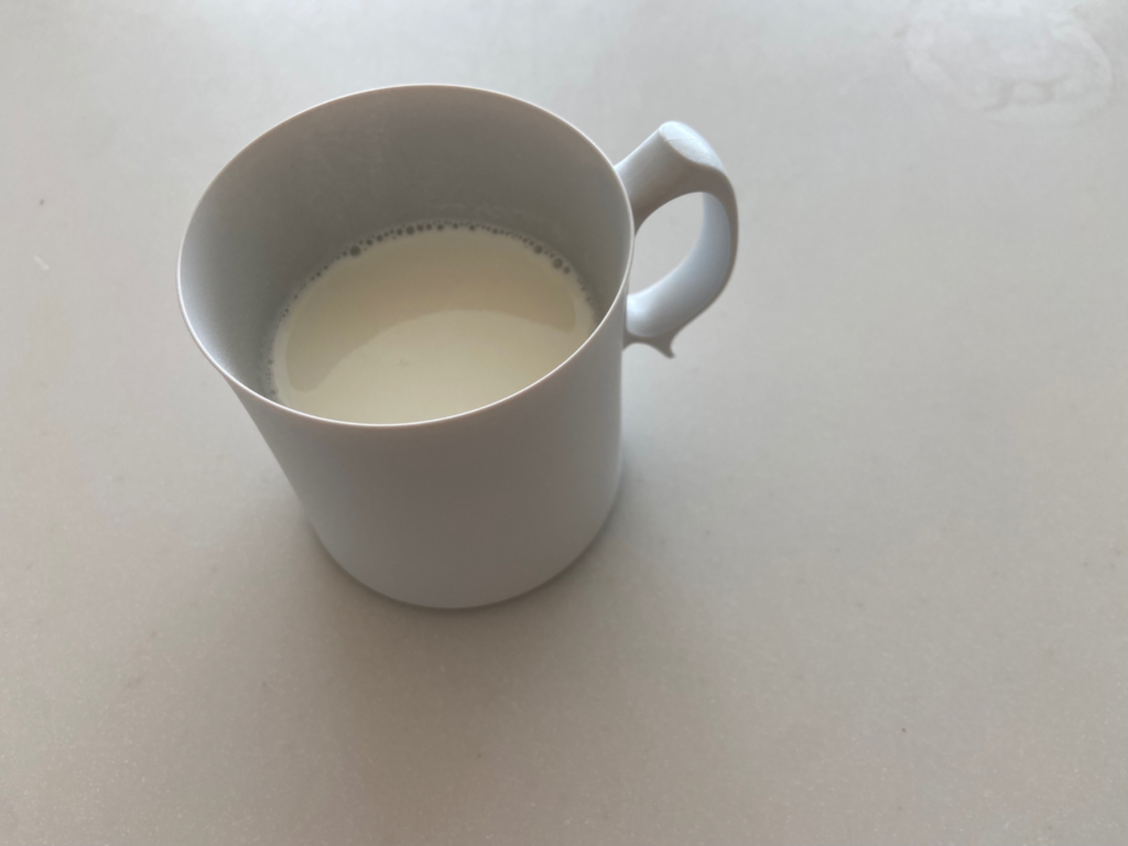 ARASマグカップにミルクが注がれた画像