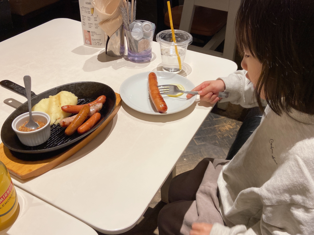 The Meat Locker STEAK & CAFE -Makuhari- ザ・ミートロッカー ステーキ&カフェ 幕張で夕食を食べている画像